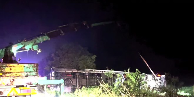 Çankırı'da şarampole devrilen tırın sürücüsü öldü, 2 kişi yaralandı