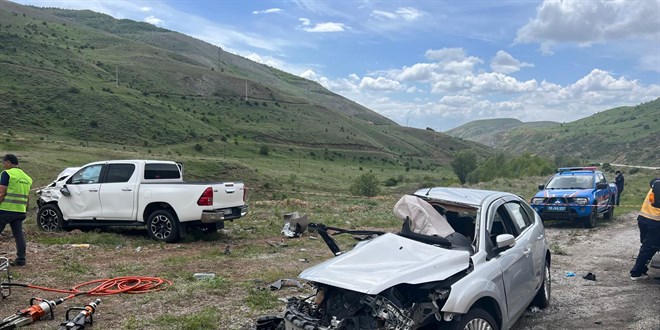 Sivas'ta pikap ile otomobilin çarpıştığı kazada 2 kişi öldü, 2 kişi ağır yaralandı