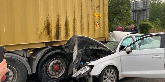 Anadolu Otoyolu'nda feci kaza: TIR'a ok gibi saplandı