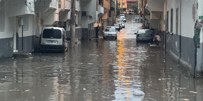 Şanlıurfa'da sağanak su baskınlarına neden oldu