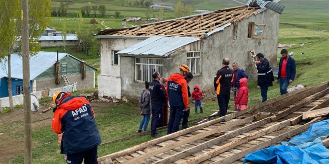 Ağrı'da fırtına: 5 evin çatısı zarar gördü