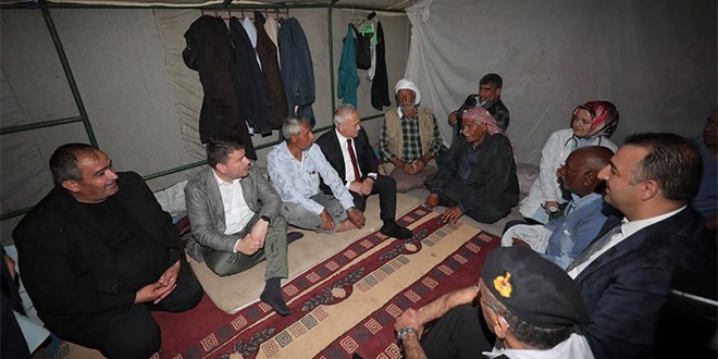 Vali Kumbuzoğlu, mevsimlik tarım işçilerini çadırda ziyaret etti