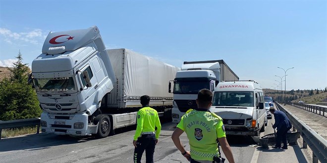 Afyonkarahisar'da zincirleme kaza: 6 yaralı