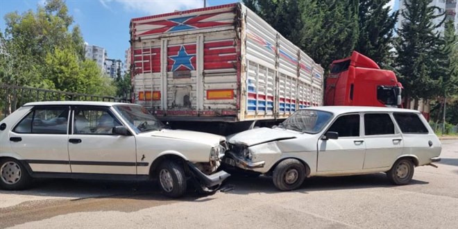 Adana'da freni tutmayan tır park halindeki araçlara çarparak durabildi