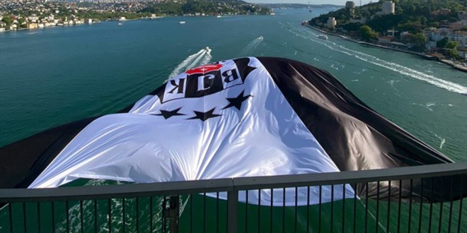 Kupa şampiyonu Beşiktaş'ın bayrağı, iki köprüye asıldı