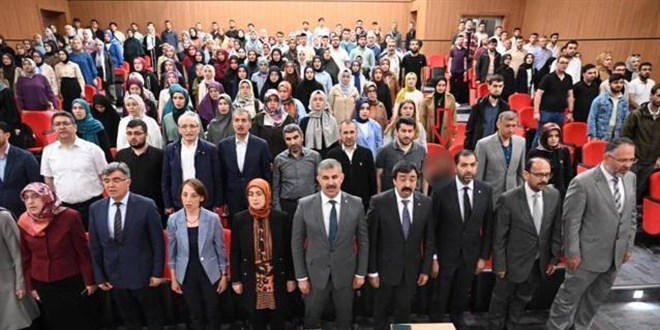 'İstiklal Marşı' okunduğu sırada ayağa kalkmayan akademisyen açığa alındı