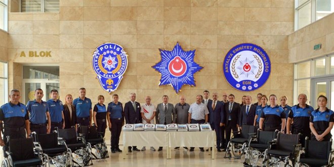 İhtiyaç sahiplerine tekerlekli sandalye ve kıyafet desteği
