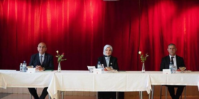 Bakan Göktaş, Avusturya'daki Türk toplumunun temsilcileriyle görüştü