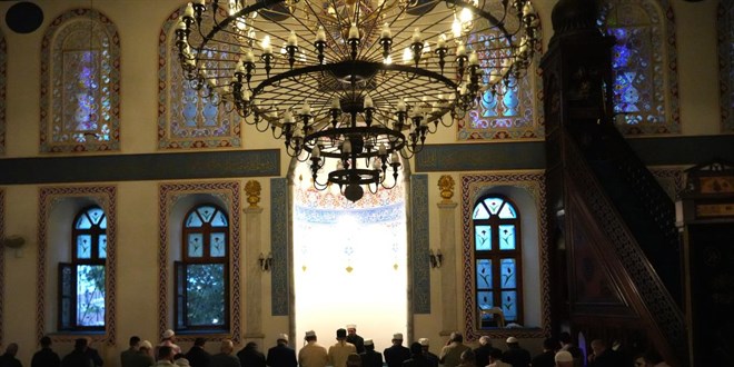 Şehitler ve Filistinliler için sabah namazında tüm camilerde dua edildi