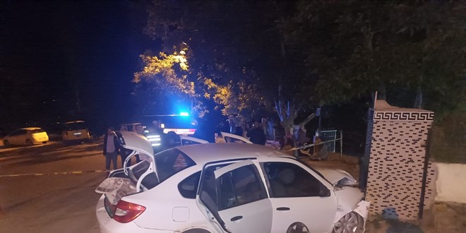 Tokat'ta duvara çarpan otomobildeki 1 kişi öldü, 3 kişi yaralandı
