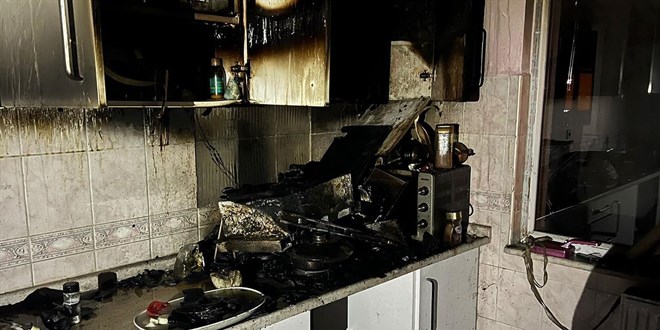 Ocakta unutulan yemek mutfağı yaktı
