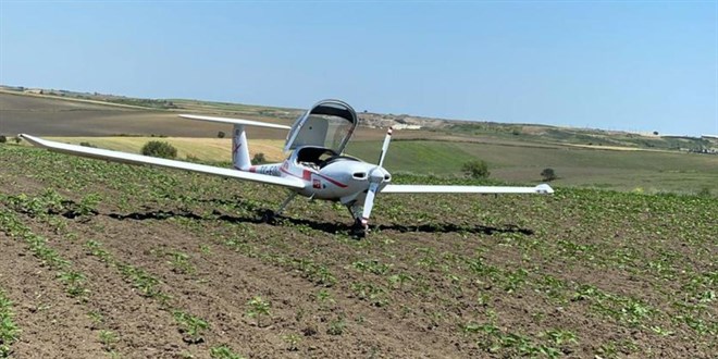 Tekirdağ'da eğitim uçağı tarlaya acil iniş yaptı