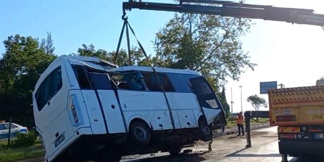 Antalya'da servis midibüsü devrildi: 1 ölü, 7 yaralı