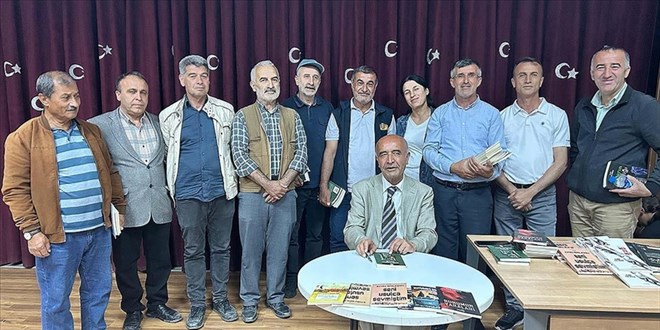 Emekli öğretmen 34 yıl sonra ilk görev yeri Çukurca'da öğrencileriyle buluştu