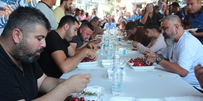 Alaşehir'de kiraz yeme yarışması yapıldı