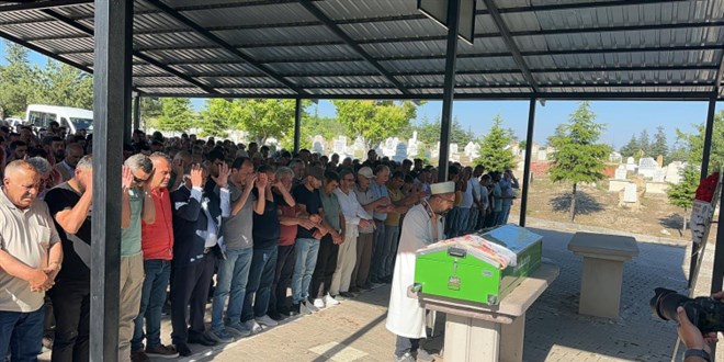 Boğazına erik kaçan çocuk hayatını kaybetti