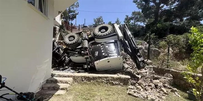 11 yaşındaki çocuk, hareket ettirdiği iş makinesinin devrildiği kazada öldü