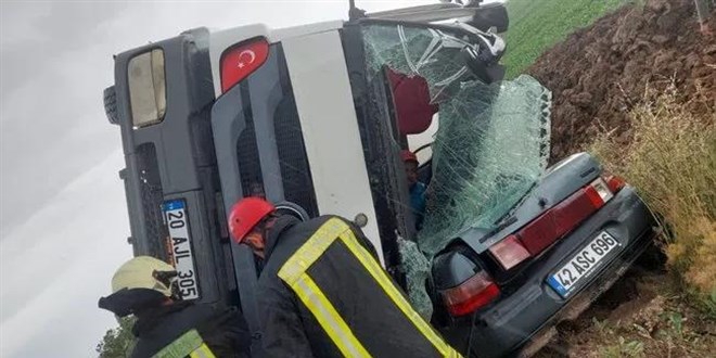 Konya'da üzerine beton mikseri devrilen otomobilin sürücüsü öldü
