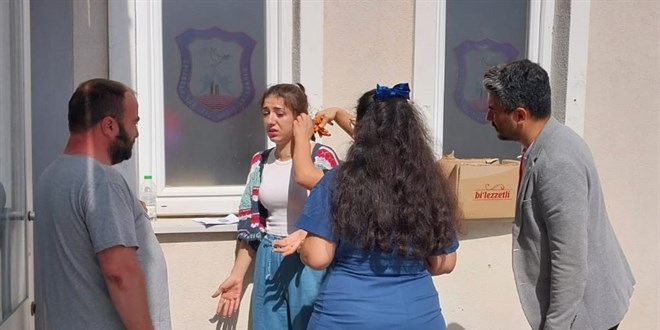 Küpesi kerpetenle kesilen aday sınava son anda girebildi