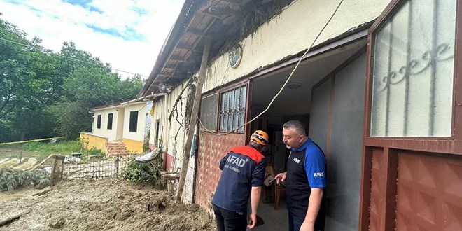 Sivas'ta heyelan: Riskli 5 ev boşaltıldı