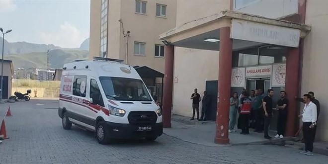 Zap Suyu'na devrilen otomobildeki öğretmen öldü, polis eşi yaralandı