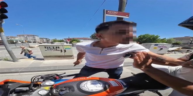 Trafikte tartıştığı motosikletliye bıçak çekti: Seni ikiye bölerim