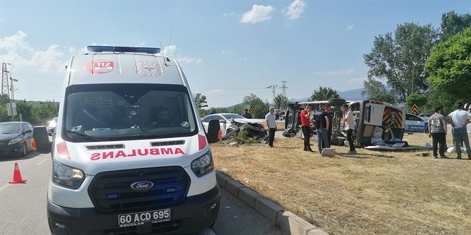 Tokat'ta otomobil ile minibüs çarpıştı: 18 yaralı