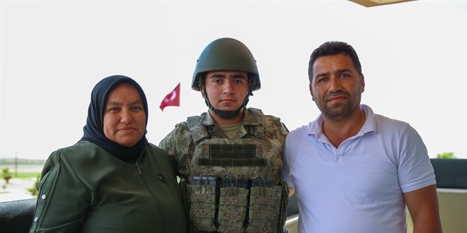 Sınırda nöbet tutan asker, ailesinin sürpriz ziyaretiyle çifte bayram yaşadı