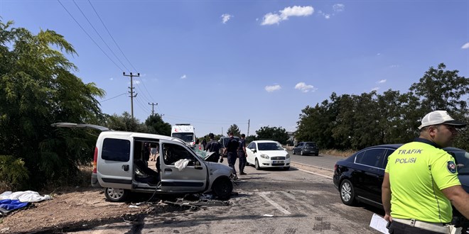 Otomobille çarpışan hafif ticari araçtaki 2 kişi öldü