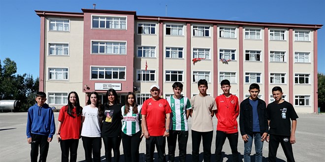 Gökhan öğretmenin büyük başarısı! 17 milli sporcu yetiştirdi