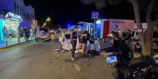 Kalabalığa dalan lüks cip 6 kişiyi ezdi