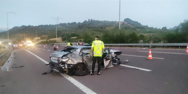 Bursa'da iki otomobilin çarpıştığı kazada 2 kişi öldü, 6 kişi de yaralandı