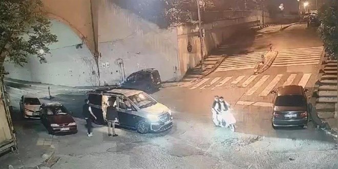Yardım istediği kişi silahla vurup araçtan attı