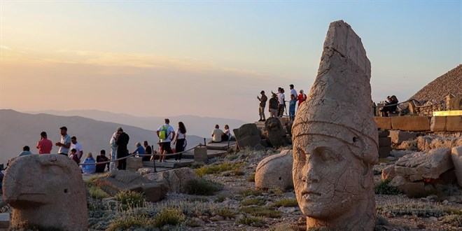 Nemrut Dağı'nı bayramda yaklaşık 8 bin kişi ziyaret etti