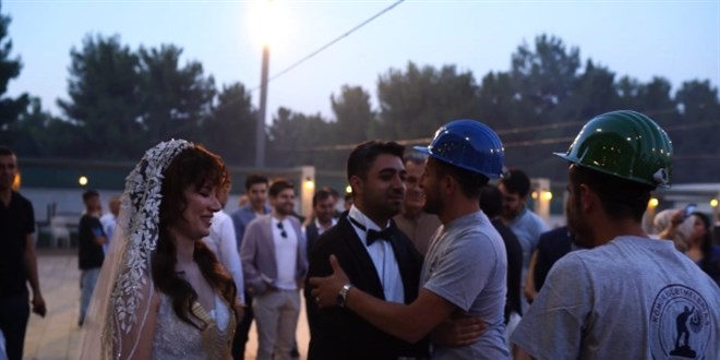 Kendisini enkazdan kurtaran madenciler düğününde sürpriz yaptı
