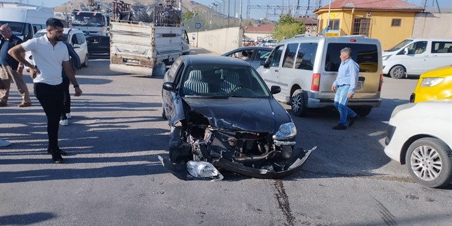 Van'da iki trafik kazasında 1 çocuk öldü, 16 kişi yaralandı