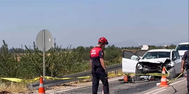 İzmir'de iki otomobil çarpıştı: Karı koca hayatını kaybetti, 7 kişi yaralandı