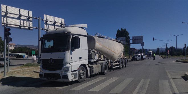 Tankere arkadan çarpan otomobildeki 2 kişi öldü, 1 kişi yaralandı
