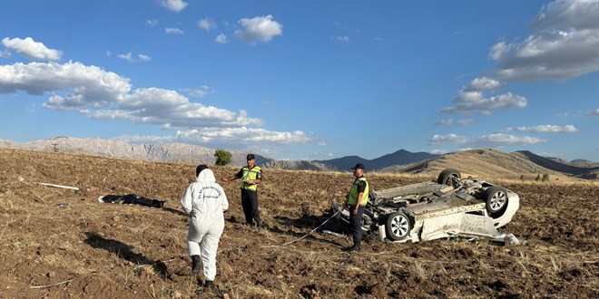 Tarlaya devrilen otomobildeki 1 kişi öldü, 4 kişi yaralandı