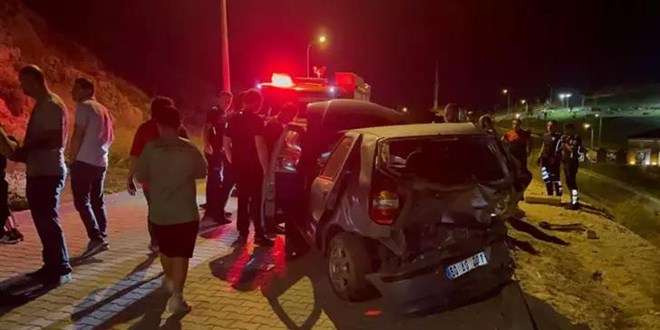 Eski sevgilisinin park halindeki otomobiline kamyonetle çarpıp, yaya olarak kaçtı