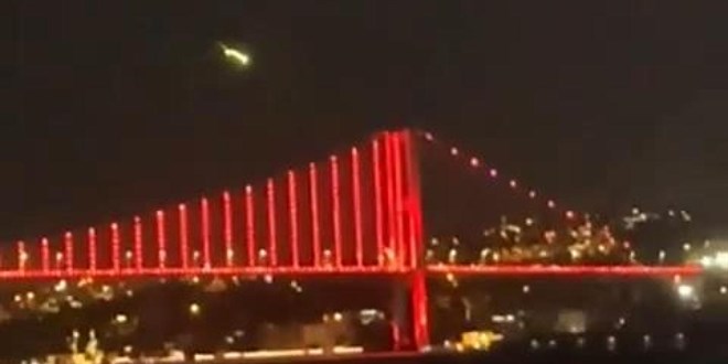 İstanbul'da gökyüzünden süzülen parlak ışık kümesi görüldü