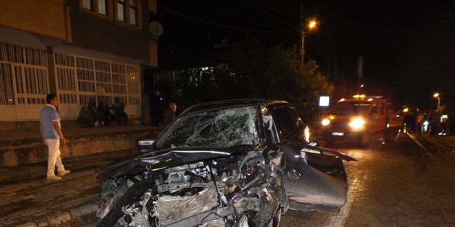 Tokat'ta iki otomobilin çarpıştığı kazada 1 kişi öldü, 1 kişi yaralandı