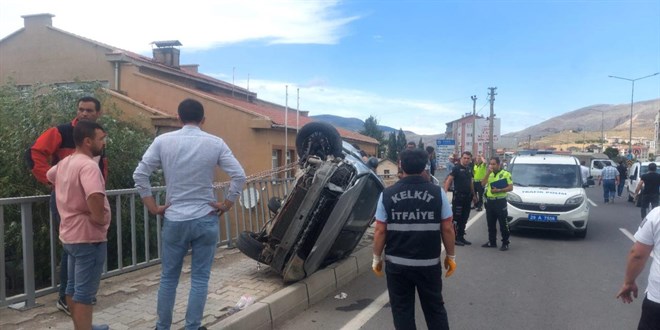 Takla atan araç kaldırımda yürüyen kadın ve çocuğa çarptı