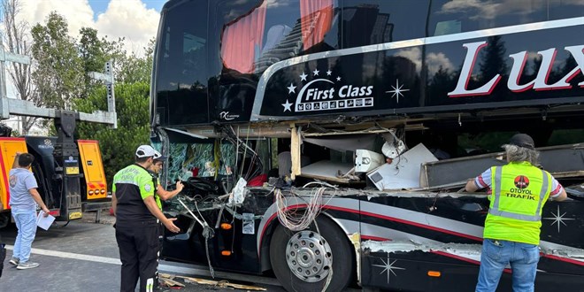 İstanbul'da 5 aracın karıştığı zincirleme kazada 8 kişi yaralandı