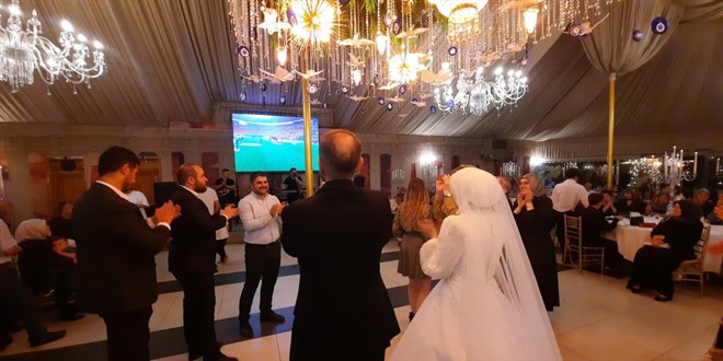 Tokat'ta düğüne milli maç arası