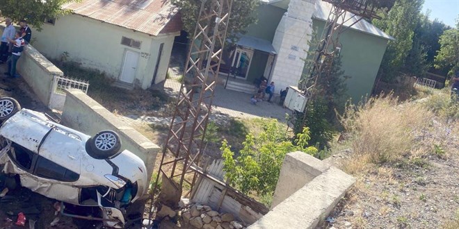 Erzurum'da otomobil 5 metreden düştü: 3 ölü, 4 yaralı