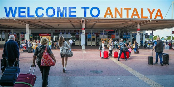 Antalya Havalimanı'nda dün uçak trafiği rekoru kırıldı