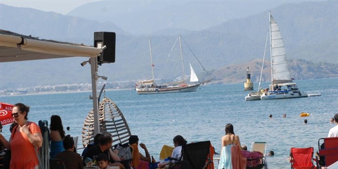 Okulun işlettiği mavi bayraklı plaj tatilcileri ağırlıyor