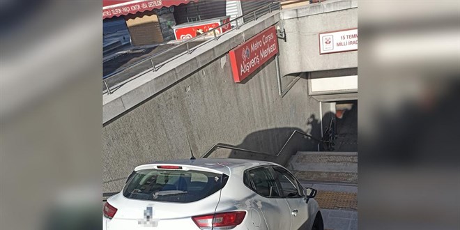 Kontrolden çıkan otomobil, Kızılay'daki metro istasyonu girişine düştü