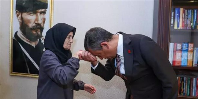 Özgür Özel, Sinan Ateş'in annesi ve kız kardeşiyle görüştü